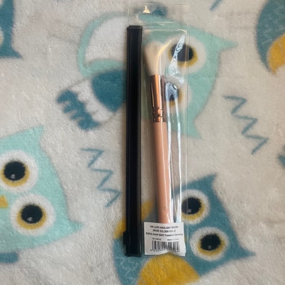 Zoeva 105 Luxe Highlight Brush Rose Golden Vol. 2